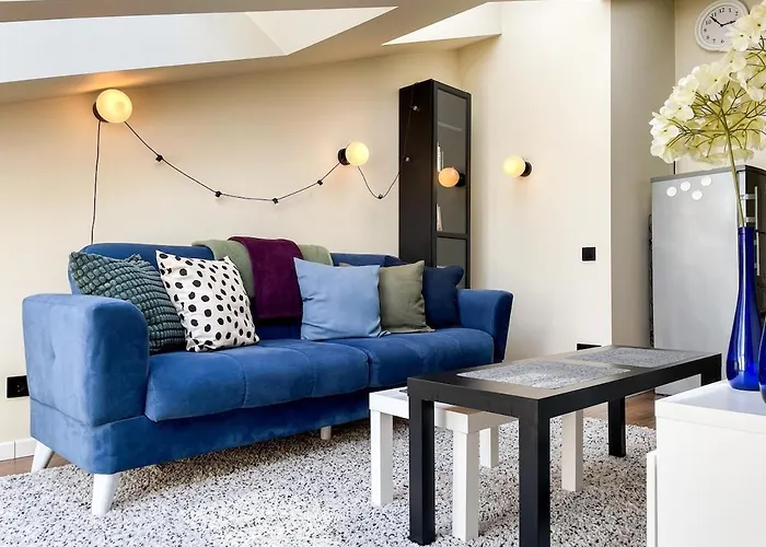 Sunny 1bd Old Town Apartment *