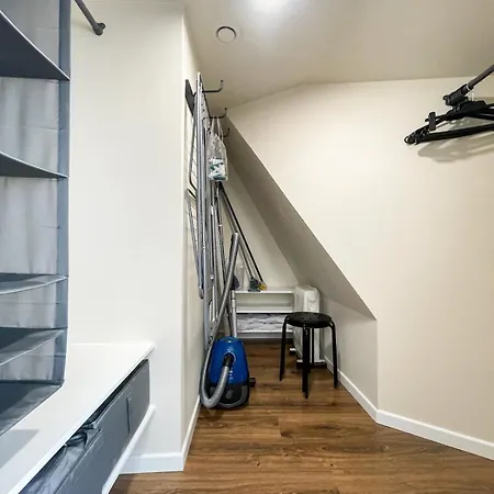 Sunny 1bd Old Town *